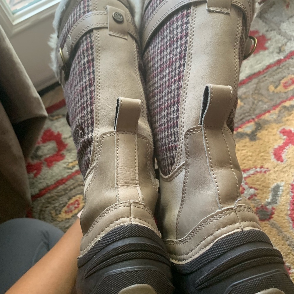 Snow boots ! Size 6.5 great condition.